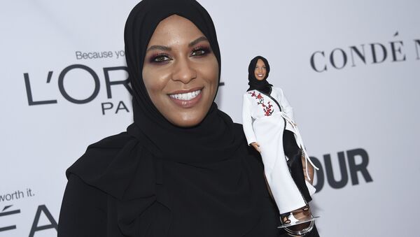 Ibtihaj Muhammad holds a Barbie doll in her likeness at the 2017 Glamour Women of the Year Awards at Kings Theatre on Monday, Nov. 13, 2017, in New York - Sputnik International