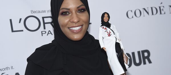 Ibtihaj Muhammad holds a Barbie doll in her likeness at the 2017 Glamour Women of the Year Awards at Kings Theatre on Monday, Nov. 13, 2017, in New York - Sputnik International