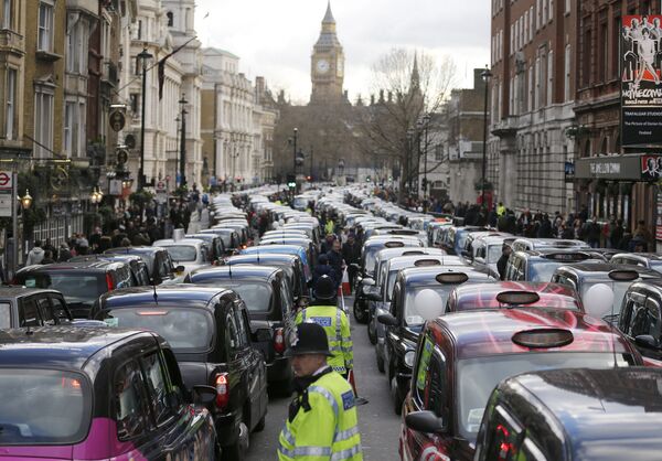 London taxis block the roads in central London, Wednesday, Feb. 10, 2016. Drivers are concerned with unfair competition from services such as Uber. - Sputnik International
