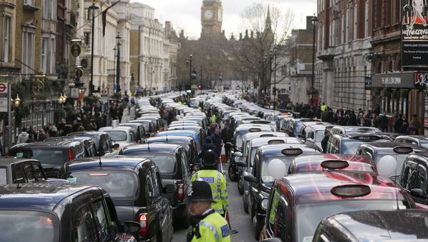 London taxis block the roads in central London, Wednesday, Feb. 10, 2016. Drivers are concerned with unfair competition from services such as Uber. - Sputnik International