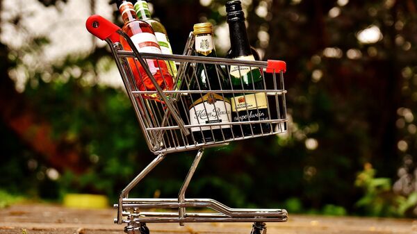Spirits bottles in a shopping cart - Sputnik International