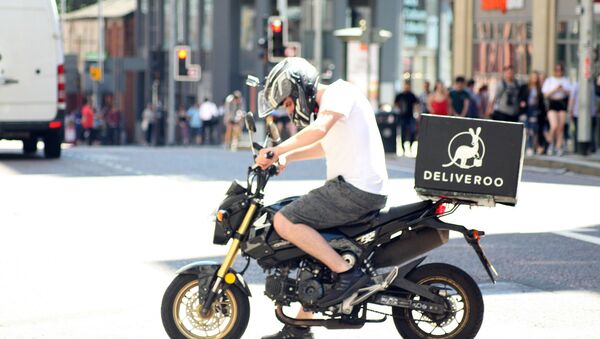 Deliveroo biker - Deliveroo delivery drive on a motorbike in Manchester - Sputnik International