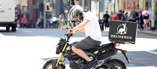 Deliveroo biker - Deliveroo delivery drive on a motorbike in Manchester - Sputnik International