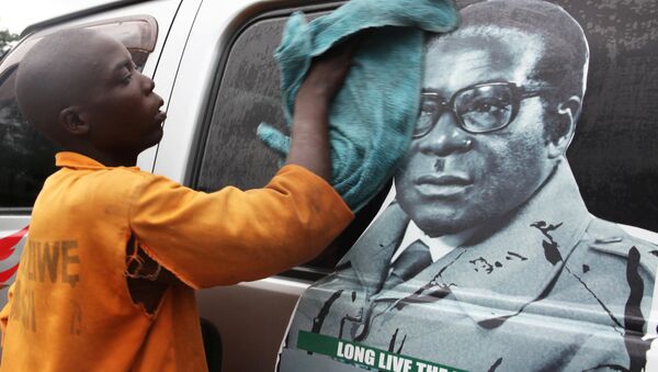 Youth washes a minibus adorned with picture of President Robert Mugabe at a bus terminus in Harare, Zimbabwe, November 15, 2017 - Sputnik International