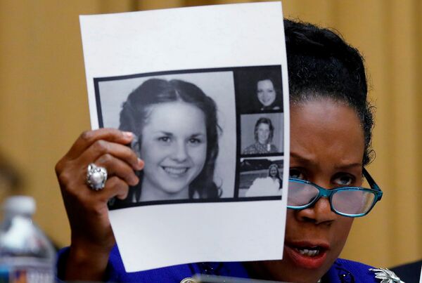 Rep. Sheila Jackson Lee (D-TX) holds up pictures of women who've accused U.S. Senate candidate Roy Moore of sexual misconduct, while questioning U.S. Attorney General Jeff Sessions (Not Pictured) during the House Judiciary Committee oversight hearing on Capitol Hill in Washington, U.S., November 14, 2017 - Sputnik International