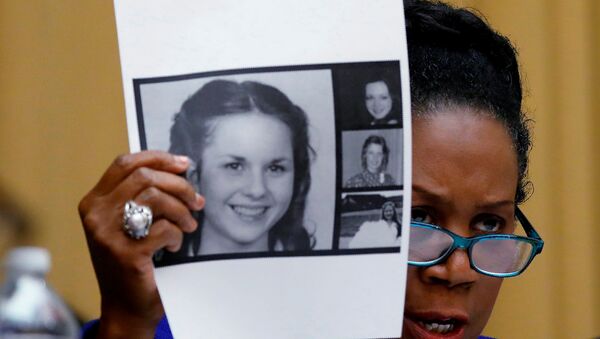 Rep. Sheila Jackson Lee (D-TX) holds up pictures of women who've accused U.S. Senate candidate Roy Moore of sexual misconduct, while questioning U.S. Attorney General Jeff Sessions (Not Pictured) during the House Judiciary Committee oversight hearing on Capitol Hill in Washington, U.S., November 14, 2017 - Sputnik International