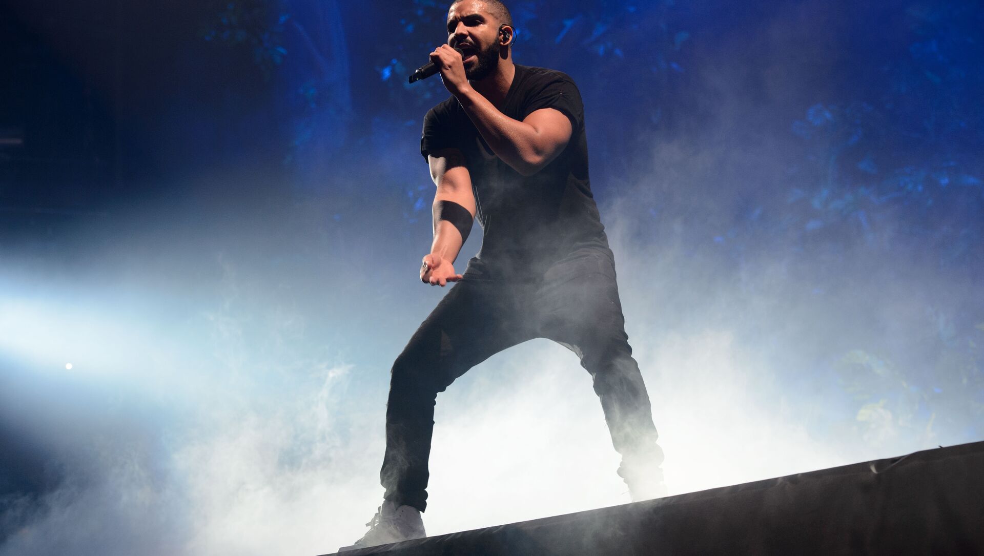 Canadian singer Drake performs on the main stage at Wireless festival in Finsbury Park, London, Sunday, 28 June 2015 - Sputnik International, 1920, 05.09.2021