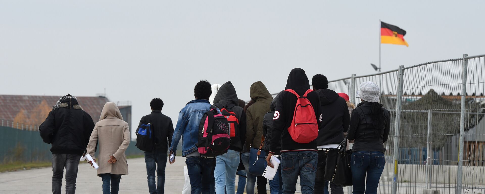 Migrants arrive at the first registration point for asylum seekers in Erding near Munich, southern Germany, on November 15, 2016 - Sputnik International, 1920, 23.09.2023