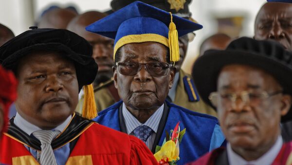 Zimbabwe's President Robert Mugabe, center, arrives to preside over a student graduation ceremony at Zimbabwe Open University on the outskirts of Harare, Zimbabwe Friday, Nov. 17, 2017 - Sputnik International