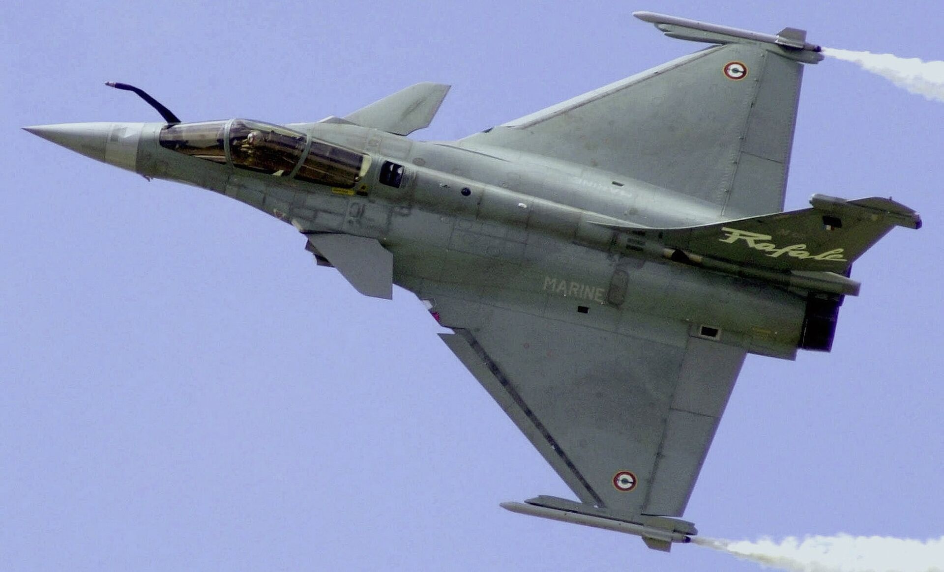 French Air Force Rafale manufactured by France's Dassault Aviation speeds above Le Bourget airport, north of Paris, during the 44th Paris Air Show, in France. (File) - Sputnik International, 1920, 24.07.2023