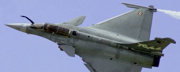 French Air Force Rafale manufactured by France's Dassault Aviation speeds above Le Bourget airport, north of Paris, during the 44th Paris Air Show, in France. (File) - Sputnik International