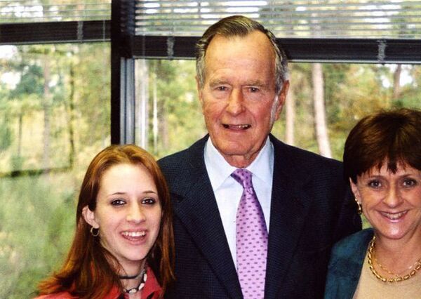 Roslyn Corrigan (L), former president George H.W. Bush (C) and Sari Young (R) at the November 2003 event where Corrigan says Bush groped her Roslyn Corrigan (L), former president George H.W. Bush (C) and Sari Young (R) at the November 2003 event where Corrigan says Bush groped her - Sputnik International