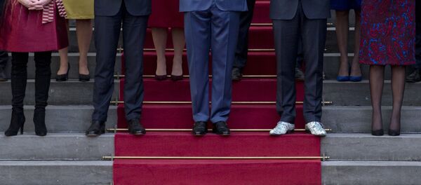 The shoes of Dutch Vice Prime Minister Hugo de Jonge, second right, stand out as he poses with King Willem-Alexander, center, and Dutch Prime Minister Mark Rutte, second left, and other ministers for the official photo of the new Dutch government on the steps of Royal Palace Noordeinde in The Hague, Netherlands, Thursday, Oct. 26, 2017. - Sputnik International