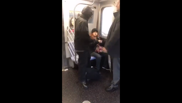 Man punches subway rider for complaining about his manspreading - Sputnik International