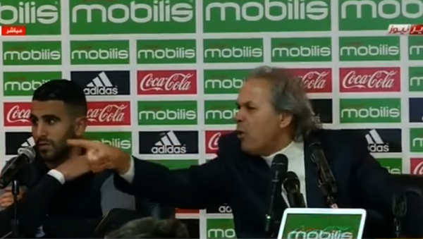 Head coach of Algeria's national soccer team, Rabah Madjer, launches verbal attack on sports journalist Maamar Djebbour - Sputnik International