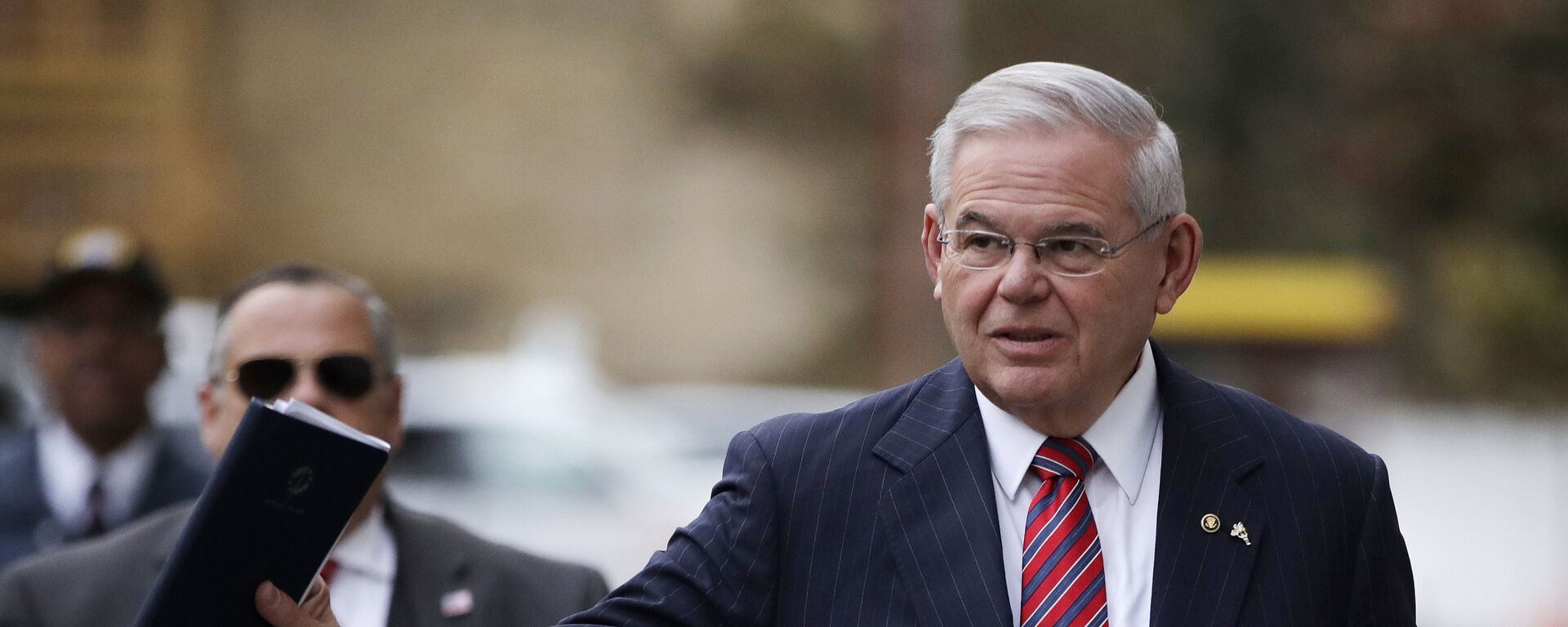 U.S. Sen. Bob Menendez waves at reporters before entering the Martin Luther King Jr. Federal Courthouse for his federal corruption trial, Thursday, Nov. 16, 2017, in Newark, N.J. Jury deliberations continued on Thursday morning. - Sputnik International, 1920, 26.09.2023