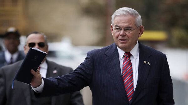 U.S. Sen. Bob Menendez waves at reporters before entering the Martin Luther King Jr. Federal Courthouse for his federal corruption trial, Thursday, Nov. 16, 2017, in Newark, N.J. Jury deliberations continued on Thursday morning. - Sputnik International