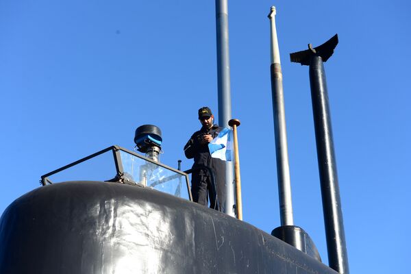 A crew member of the Argentine military submarine ARA San Juan stands on the vessel at the port of Buenos Aires, Argentina June 2, 2014 - Sputnik International