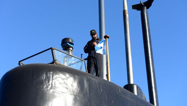 A crew member of the Argentine military submarine ARA San Juan stands on the vessel at the port of Buenos Aires, Argentina June 2, 2014 - Sputnik International