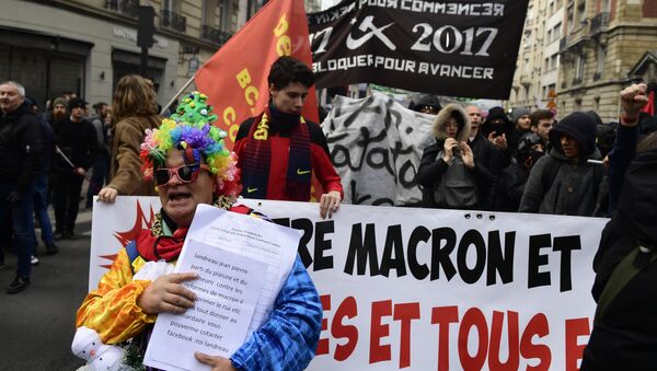 People take part in a march dubbed marche sur l'Elysée called by the Social Front against the Government's measures on assisted jobs, labour law reform and solidarity tax on wealth form (Impot de Solidarite sur la Fortune or ISF in French) reform, in Paris on November 18, 2017 - Sputnik International