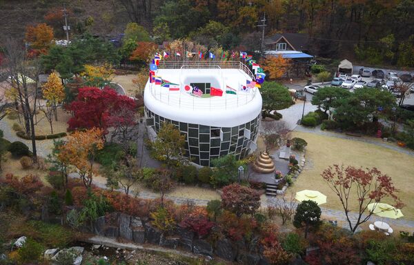 This picture taken on November 10, 2017 shows a steel and glass toilet-shaped house, Haewoojae Museum, in Suwon, south of Seoul - Sputnik International