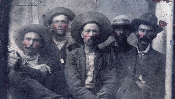 This photo provided by Frank Abrams shows what historians believe is a photo of outlaw Billy the Kid, second from left, and Pat Garrett, far right, taken in 1880. Frank Abrams, who bought the photo at a flea market says experts in forensics and facial recognition have verified the picture after several months of examination - Sputnik International