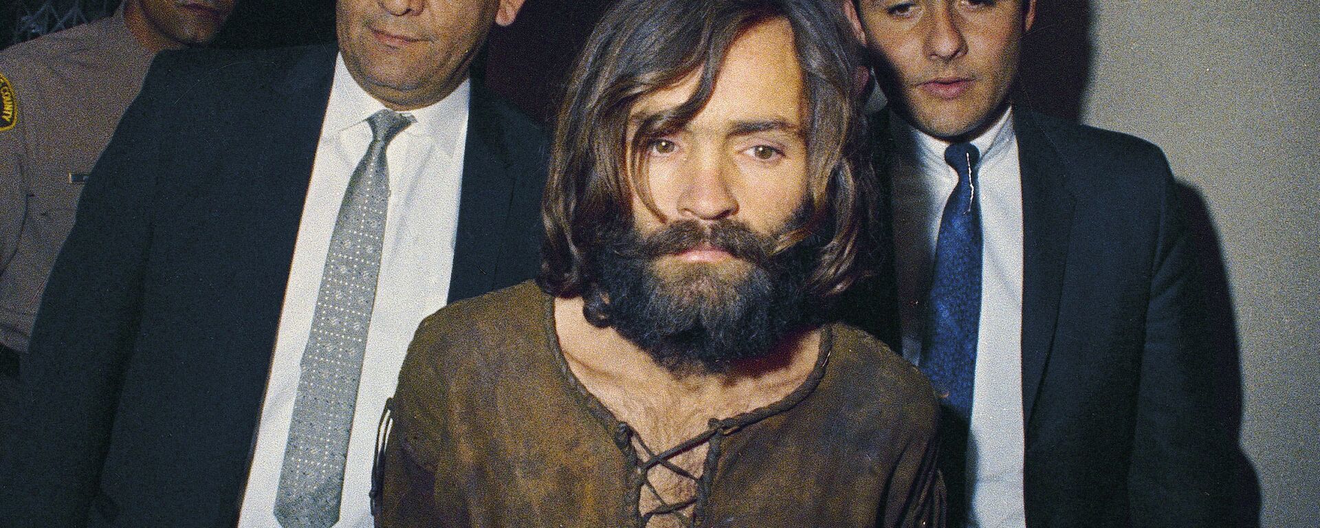 In this 1969 file photo, Charles Manson is escorted to his arraignment on conspiracy-murder charges in connection with the Sharon Tate murder case - Sputnik International, 1920, 20.11.2017