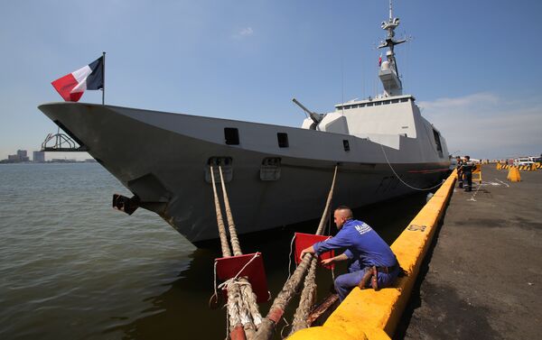 A member of the French Marine Nationale secures the Guepratte as it docks at a pier in Manila, Philippines on Wednesday, May 4, 2016 - Sputnik International