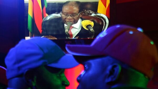People watch as Zimbabwean President Robert Mugabe addresses the nation on television, at a bar in Harare, Zimbabwe, November 19, 2017 - Sputnik International