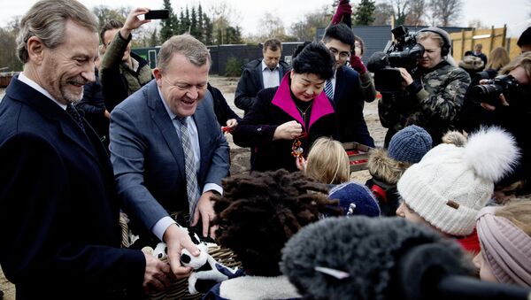 The Danish prime minister, Lars Loekke Rasmussen, centre left, and the Chinese Ambassador to Denmark, Deng Ying, centre right, hand out toys and tokens of good luck to children at a ceremony laying the foundation for a new giant panda facility in Copenhagen Zoo, Thursday, Nov. 16, 2017 - Sputnik International