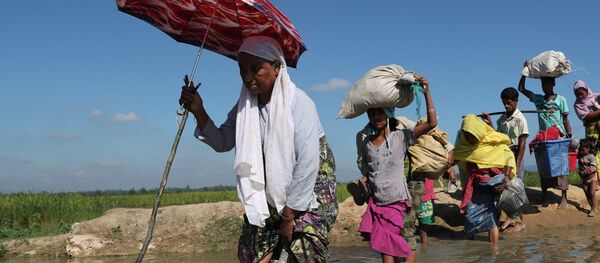 Rohingya refugees walk towards a refugee camp after crossing the border in Anjuman Para near Cox's Bazar, Bangladesh, November 19, 2017 Rohingya refugees walk towards a refugee camp after crossing the border in Anjuman Para near Cox's Bazar, Bangladesh, November 19, 2017 - Sputnik International