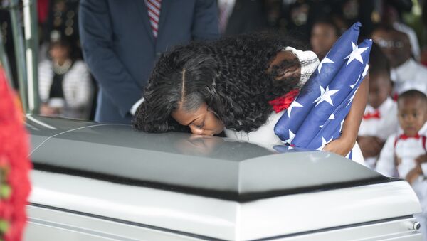 Myeshia Johnson kisses the casket of her husband Army Sgt. La David Johnson during his burial service for at the Memorial Gardens East cemetery on October 21, 2017 in Hollywood, Florida - Sputnik International