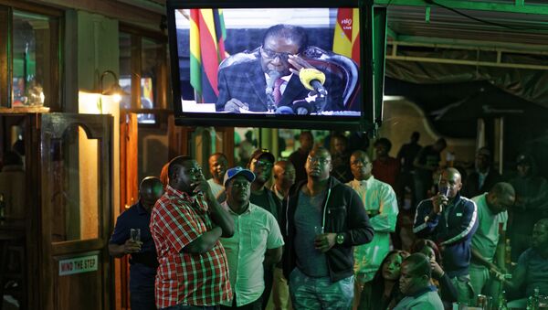 Zimbabweans watch a televised address to the nation by President Robert Mugabe at a bar in downtown Harare, Zimbabwe Sunday, Nov. 19, 2017 - Sputnik International