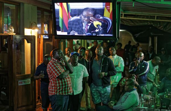 Zimbabweans watch a televised address to the nation by President Robert Mugabe at a bar in downtown Harare, Zimbabwe Sunday, Nov. 19, 2017 Zimbabweans watch a televised address to the nation by President Robert Mugabe at a bar in downtown Harare, Zimbabwe Sunday, Nov. 19, 2017 - Sputnik International