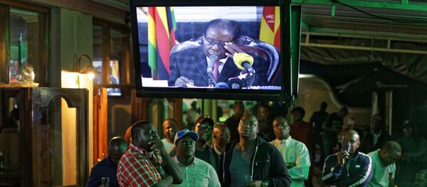 Zimbabweans watch a televised address to the nation by President Robert Mugabe at a bar in downtown Harare, Zimbabwe Sunday, Nov. 19, 2017 Zimbabweans watch a televised address to the nation by President Robert Mugabe at a bar in downtown Harare, Zimbabwe Sunday, Nov. 19, 2017 - Sputnik International