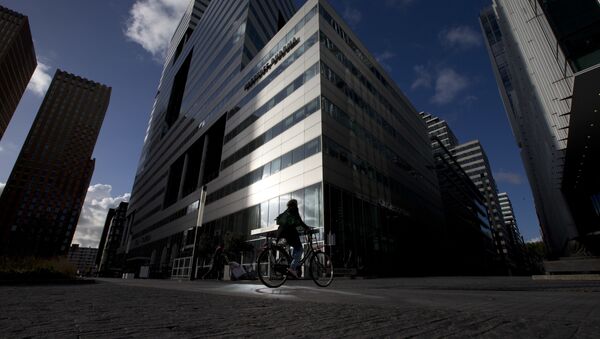 Sunlight is reflected off a building onto a bicyclist in Amsterdam's Zuidas, or southern axis, business district. Amsterdam has won the competition to be the host city of the European Medicines Agency, EMA, once it leaves London after Brexit (File) - Sputnik International