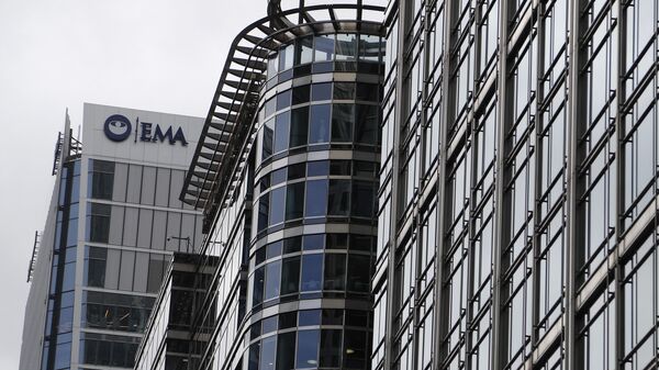 The headquarters building of the European Medicines Agency, EMA, left, in London. Brexit is still well over year away but two cities on Monday, Nov. 20, 2017 will already be celebrating Britain's departure from the European Union - Sputnik International