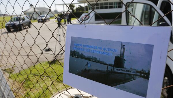 A picture of the Argentine submarine ARA San Juan written in Spanish Come on steel men. We will wait for you at home hangs from the fence at the Navel base in Mar del Plata, Argentina, Sunday, Nov. 19, 2017 - Sputnik International