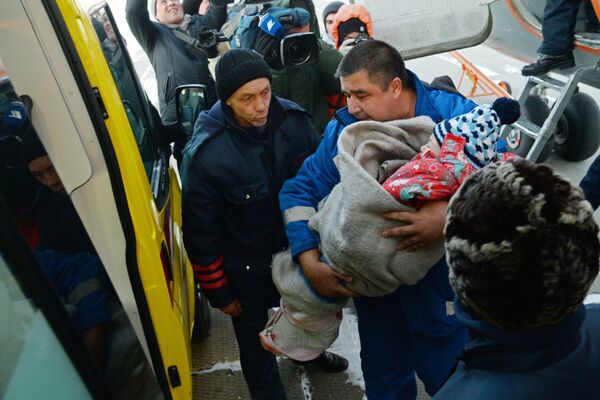 Paramedic taking the baby girl who miraculously survived the L-140 plane crash in Khabarovsk Territory to an ambulance. - Sputnik International