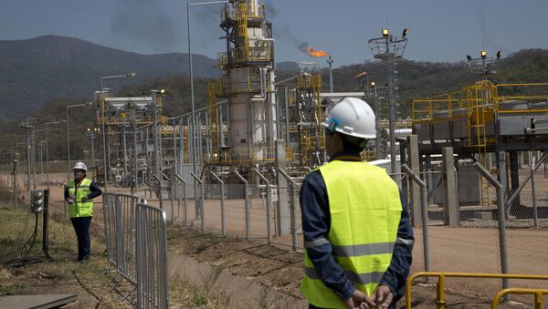 Oil workers stand at the new Incahuasi natural gas plant in Lagunillas, Bolivia, Friday, Sept. 16, 2016 - Sputnik International