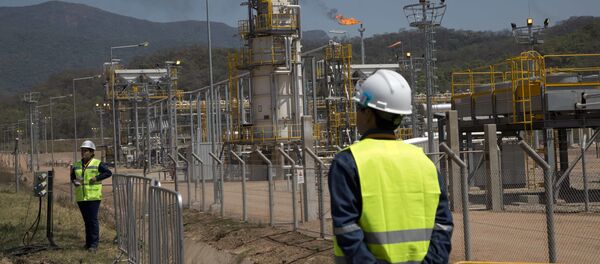 Oil workers stand at the new Incahuasi natural gas plant in Lagunillas, Bolivia, Friday, Sept. 16, 2016 - Sputnik International