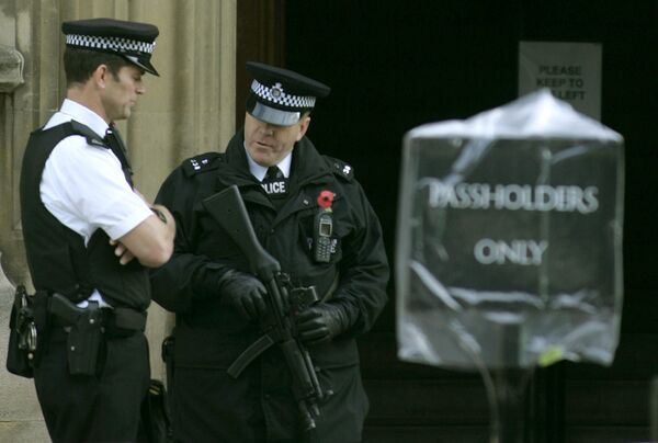 Armed police stand outside an entrance to the Palace of Westminster, in London. - Sputnik International