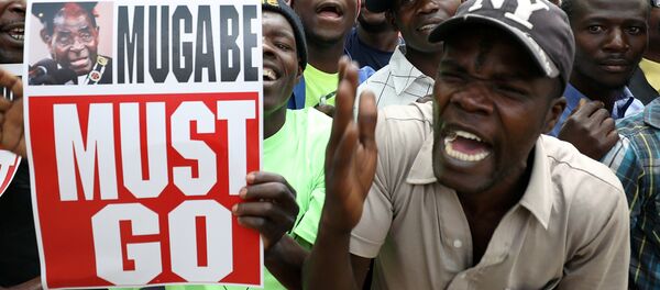 Protesters call for Zimbabwean President Robert Mugabe to resign across the road from parliament in Harare, Zimbabwe, November 21, 2017 - Sputnik International