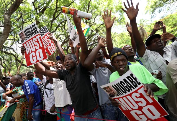 Protesters call for Zimbabwean President Robert Mugabe to resign across the road from parliament in Harare, Zimbabwe, November 21, 2017 Protesters call for Zimbabwean President Robert Mugabe to resign across the road from parliament in Harare, Zimbabwe, November 21, 2017 - Sputnik International
