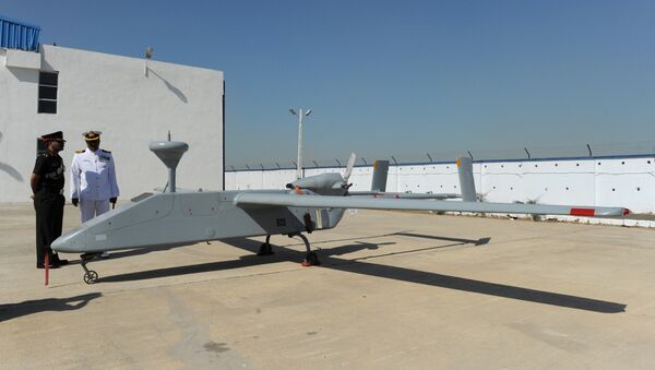 Indian military officers interact next to a Searcher MK II unmanned aerial vehicle (UAV) at the Porbandar airfield in Porbandar, some 400 kms from Ahmedabad, on January 17, 2011 - Sputnik International