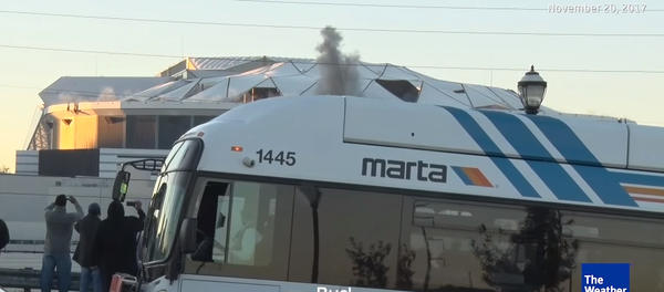 Georgia Dome Disaster: Bus Photobombs Live Stream of Implosion - Sputnik International