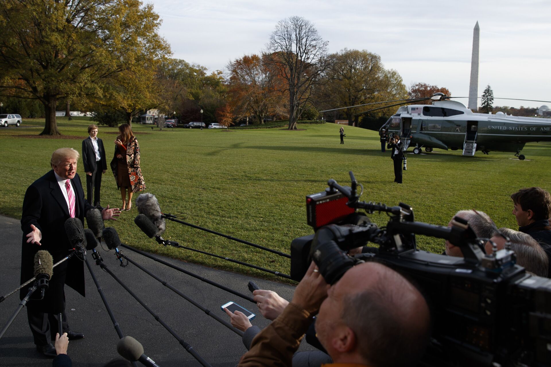President Donald Trump speaks to reporters before leaving the White House, Tuesday, Nov. 21, 2017, in Washington for a Thanksgiving trip to Mar-a-Lago estate in Palm Beach, Fla. - Sputnik International, 1920, 22.09.2021
