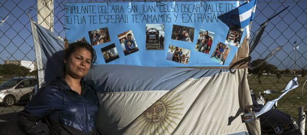Malvina Vallejos, sister of missing submariner Celso Oscar Vallejos poses next to a supportive message for the 44 crew members of Argentine missing submarine outside Argentina's Navy base in Mar del Plata, on the Atlantic coast south of Buenos Aires, on November 21 Malvina Vallejos, sister of missing submariner Celso Oscar Vallejos poses next to a supportive message for the 44 crew members of Argentine missing submarine outside Argentina's Navy base in Mar del Plata, on the Atlantic coast south of Buenos Aires, on November 21 - Sputnik International