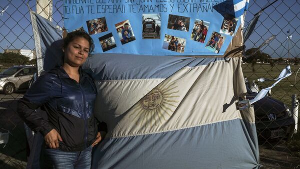 Malvina Vallejos, sister of missing submariner Celso Oscar Vallejos poses next to a supportive message for the 44 crew members of Argentine missing submarine outside Argentina's Navy base in Mar del Plata, on the Atlantic coast south of Buenos Aires, on November 21 - Sputnik International