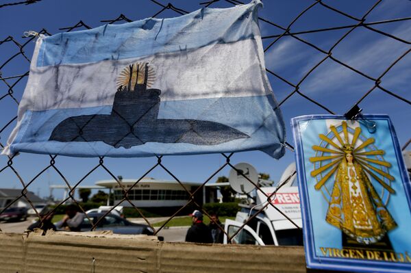 An Argentine national flag with a drawing of a submarine hangs from the fence surrounding the naval base in Mar del Plata, Argentina, Tuesday, Nov. 21, 2017 - Sputnik International